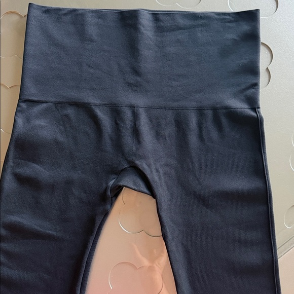 SPANX Black High-Waisted Mid Tummy Compression Leggings Size 1X Women's - Picture 11 of 13